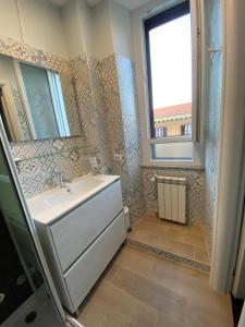 罗马阿里罗曼旅馆 的一间带白色水槽和窗户的浴室