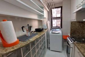 里约热内卢Apartamento aconchegante.的厨房配有带咖啡壶的吧台