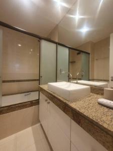 里约热内卢Apartamento aconchegante.的浴室设有白色水槽和镜子