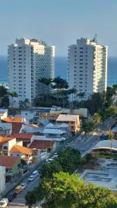 里约热内卢Apartamento aconchegante.的一座有高楼和有车的街道的城市