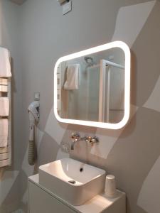 奥尔塔圣朱利奥皮克洛欧利娜酒店的白色的浴室设有水槽和镜子