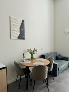 ĶesterciemsAlbatross Loft的客厅配有桌椅和沙发