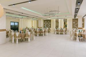 皮罗特Hotel Dijana的宴会厅配有白色的桌椅