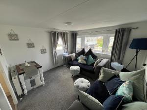 BarmstonThe Vale @Barmston的客厅配有沙发和桌子