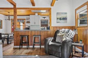 大熊湖Base Camp New Ski Slope Views with HOT TUB.的带沙发的客厅和厨房