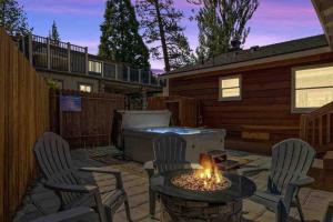 大熊湖Base Camp New Ski Slope Views with HOT TUB.的后院设有火坑、椅子和热水浴池