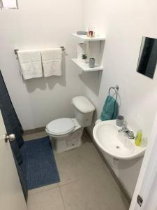 墨西卡利Gabby’s Accesible House in Private area的白色的浴室设有卫生间和水槽。