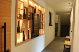 马伦格Hillepranter的走廊上设有壁挂式葡萄酒瓶陈列器