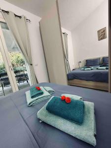 萨萨里Magnifique villa neuve en bord de mer的一间卧室配有两张带毛巾和镜子的床