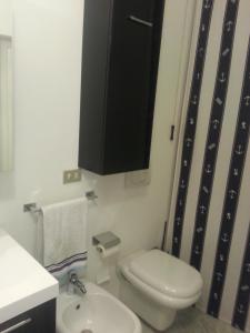 圣雷莫Appartamento Trento Trieste的一间带卫生间和黑色橱柜的浴室