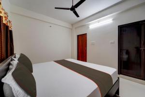 蒂鲁帕蒂Collection O New Balaji Homestay的一间卧室配有一张床和吊扇