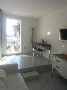 圣雷莫Appartamento Trento Trieste的客厅配有沙发和桌子