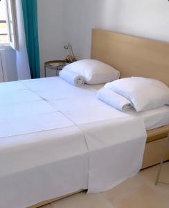 马赛Endoume mon amour的两张带白色床单和枕头的床。