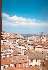 马赛Endoume mon amour的享有带屋顶和建筑的城市美景