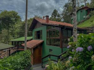 维奥康德马奥Pousada Recanto do Escorrega的绿色的房屋,设有绿色的屋顶