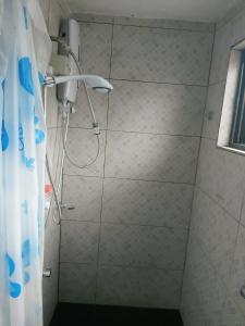 苏瓦Barrett Accommodation Rooms的带淋浴和浴帘的浴室