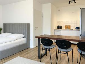 埃森Schöne Ferienwohnung im Zentrum mit Self Check-In und Free Wifi的卧室配有一张床和一张桌子及椅子