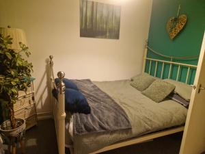 ElloughtonDouble room的卧室内的一张床位,卧室设有绿色的墙壁