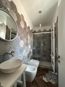 维纳利亚瑞勒Casa Del Caval Bianco的一间带水槽、卫生间和镜子的浴室