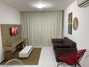 拉巴拉德纳圣米格尔Apartamento Iloa residence的客厅配有沙发和桌子