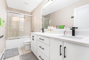 萨里Merv's Lodge的白色的浴室设有水槽和卫生间。