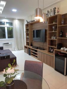 里约热内卢Apartamento Copacabana Luxo的客厅配有平面电视和沙发。