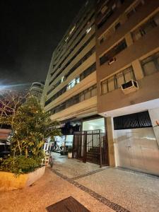 里约热内卢Apartamento Copacabana Luxo的享有大楼的夜间景致