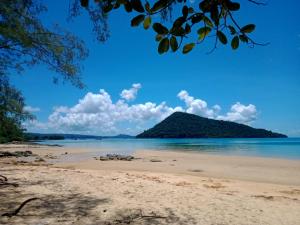 高龙撒冷岛Baloo Guesthouse的远处的海滩上有一个小岛