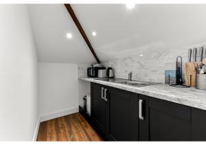 切姆Sleek and Modern Studio with Minimalist Vibe的厨房配有水槽和台面