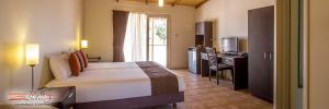Mungo蒙哥洛奇度假村的酒店客房设有一张大床和一个厨房。
