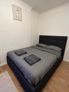 伦敦Spacious Private Room in the heart of Dalston, Hackney的一间卧室配有一张床,上面有两条毛巾