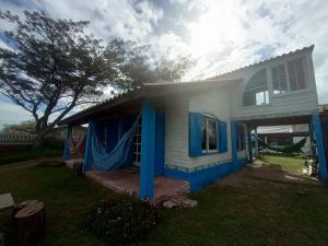 尚格里拉Casa beiramar, solar, barulho do mar, pé na areia!的一面有蓝色油漆的房子