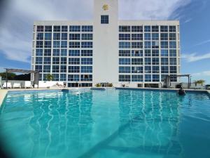 普拉亚科罗纳多Apartamentos en Playa Coronado的一座游泳池,有两座高楼