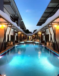 三百岭Cordelia Resort Sam Roi Yot的大楼内的大型游泳池