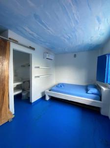 RincónHostal Coral Blue的蓝色的客房设有一张床和蓝色的天花板
