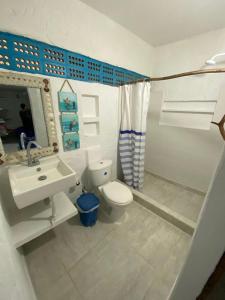 RincónHostal Coral Blue的浴室配有白色卫生间和盥洗盆。