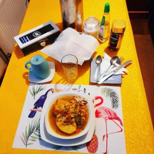 锡斯内斯港Arrayan The Cuyen的一张桌子,上面放着一碗食物放在黄色的桌子上