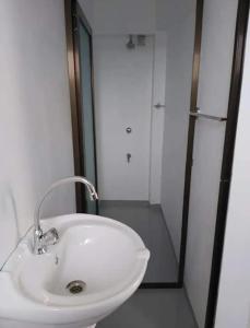 苏瓦Barrett Accommodation Budget Rooms的带淋浴的浴室内的白色水槽