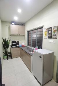 巴生Akmal Homestay Klang的一间带水槽和冰箱的小厨房