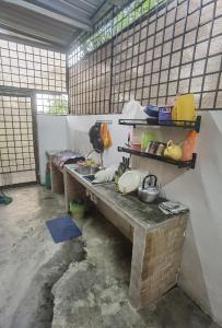 巴生Akmal Homestay Klang的一间设有水槽的柜台的房间