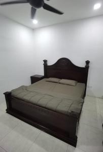 巴生Akmal Homestay Klang的配有吊扇的客房内的一张床位