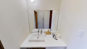 云仙市H,U,B Unzen - Vacation STAY 74185v的浴室设有白色水槽和镜子