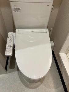 云仙市H,U,B Unzen - Vacation STAY 74185v的浴室内的白色卫生间,配有遥控器
