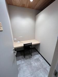 云仙市H,U,B Unzen - Vacation STAY 74185v的一个带桌子和椅子的小办公室