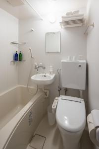 富士河口湖Fujikawaguchiko Resort Hotel的白色的浴室设有卫生间和水槽。
