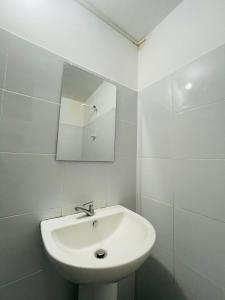 亭可马里JM resort的白色的浴室设有水槽和镜子