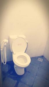 亭可马里JM resort的一间位于客房内的白色卫生间的浴室
