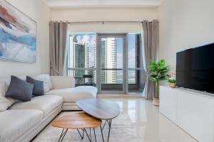 迪拜Perfect 2BD apartment in the heart of Marina - top spot的客厅配有白色沙发和电视