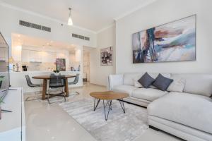 迪拜Perfect 2BD apartment in the heart of Marina - top spot的客厅配有沙发和桌子