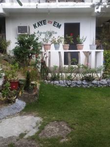 波尔多·格尼拉Kaye En Em Apartelle的院子里有盆栽植物的房子
